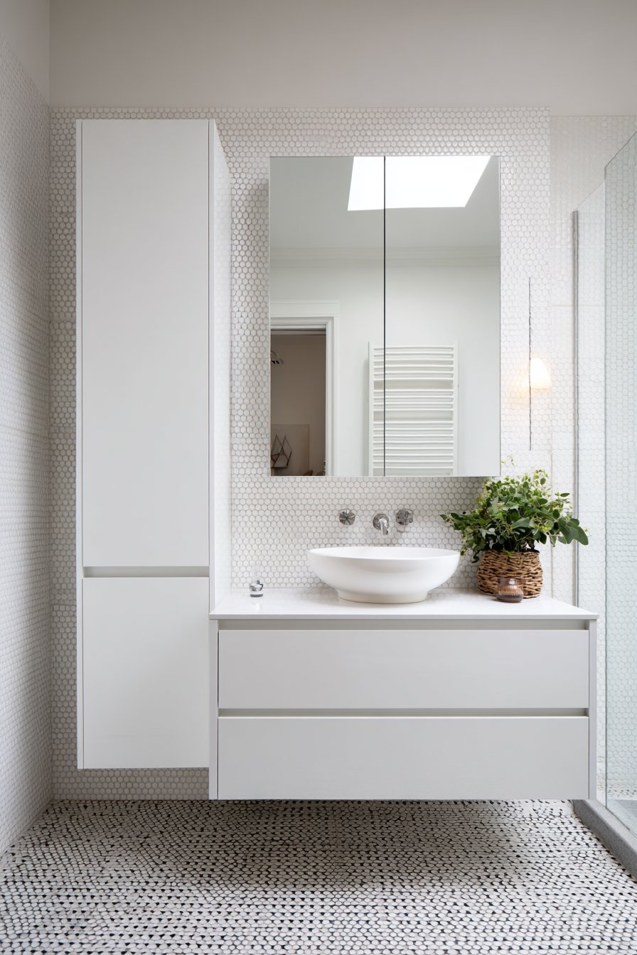 Narrow Layout with Slimline Vanity
