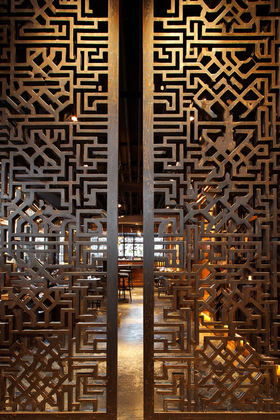 Geometric Moroccan-Inspired Metal Screen: Portable Artistry and Pattern Play