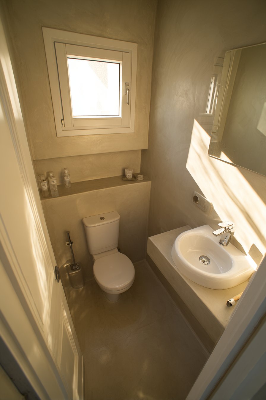 Space-Maximizing Small Bathroom Layout