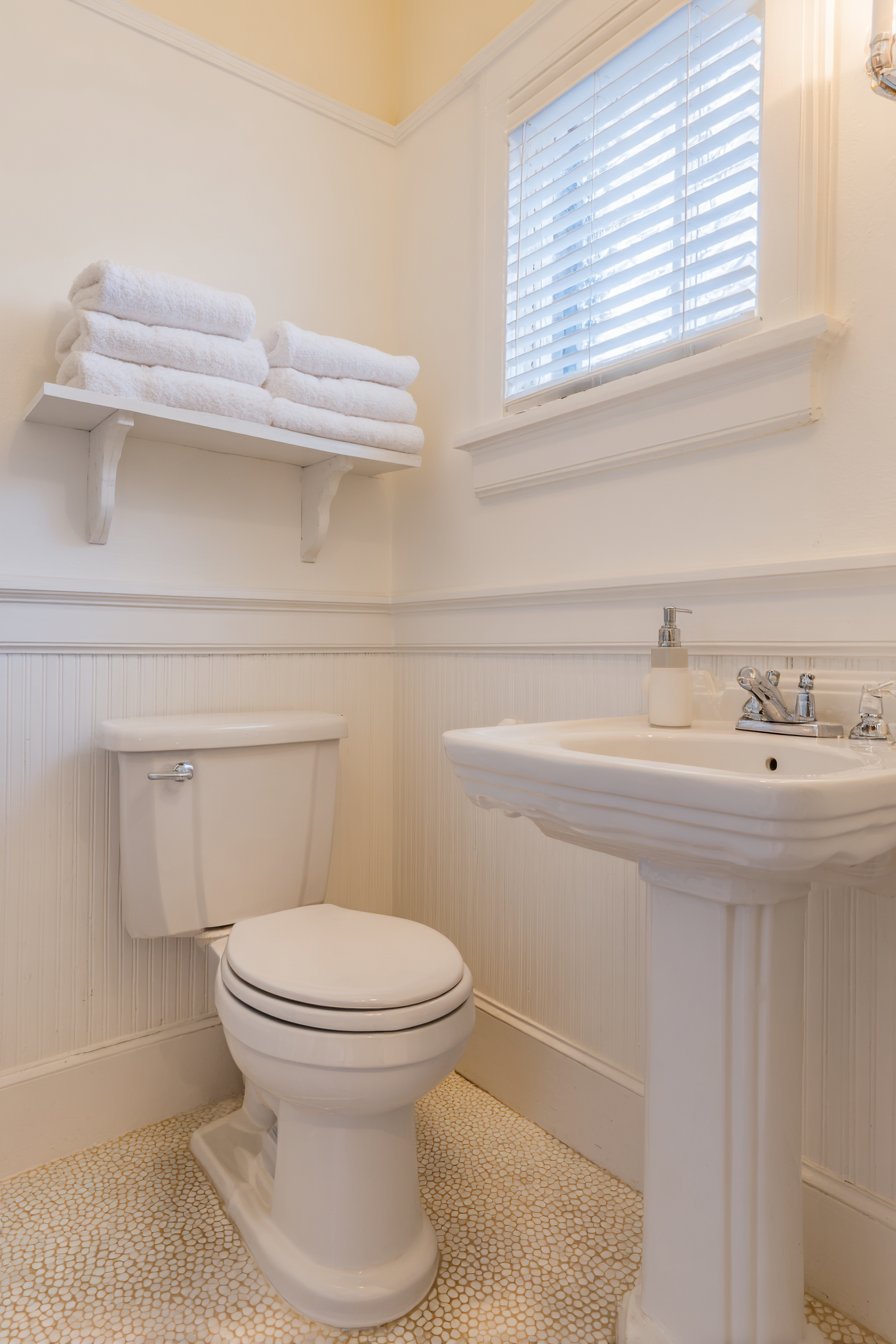 Space-Maximizing Small Bathroom Design