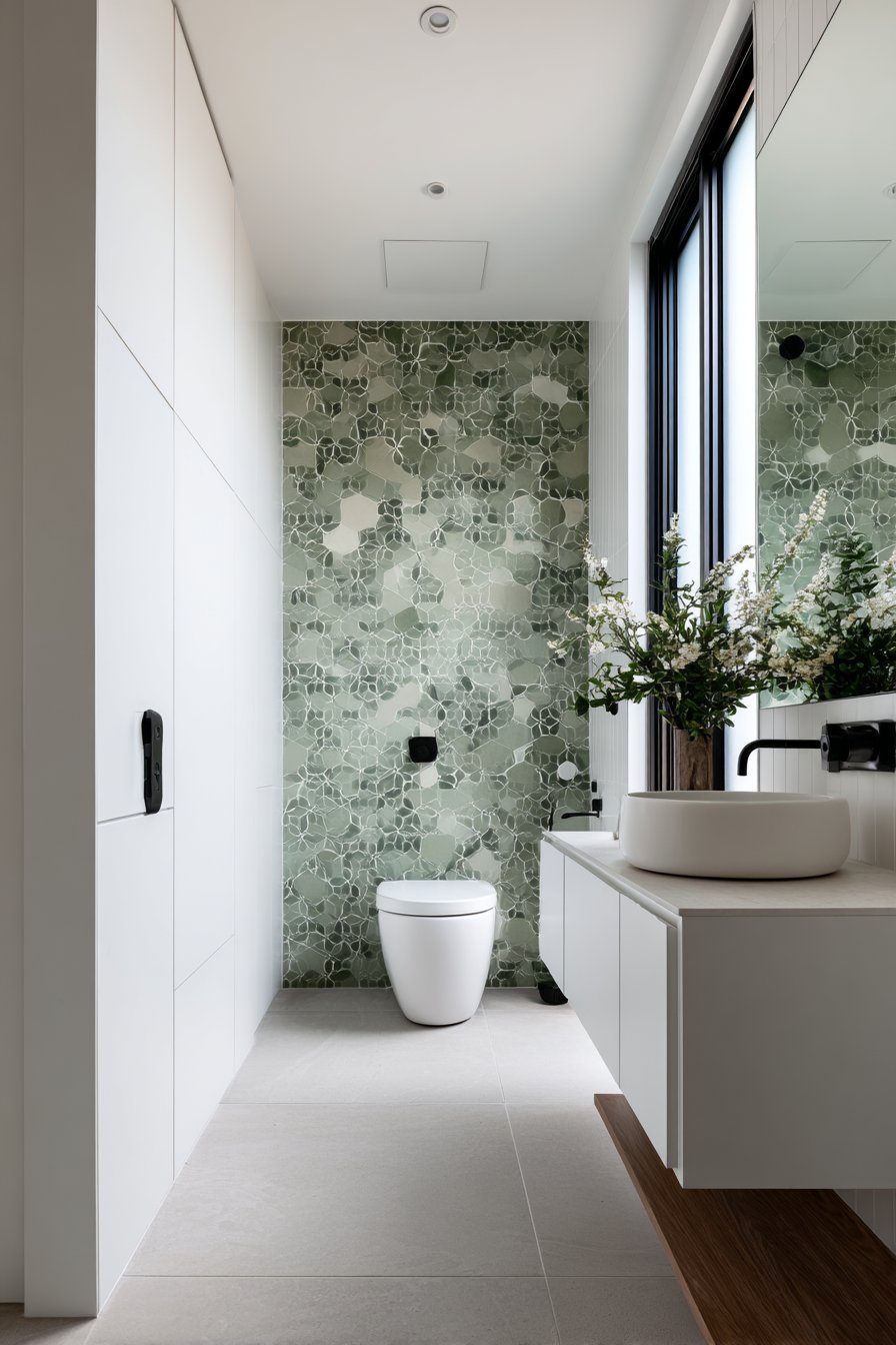 Bold Geometric Statements in Modern Minimalism